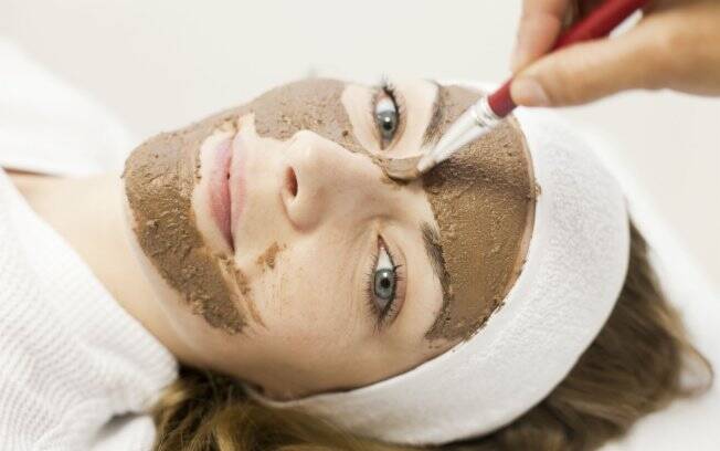 A máscara facial do Spa Cattel é hidratante e tem textura de musse de chocolate