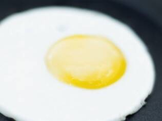 Frite em uma panela com superfície antiaderente e tempere com sal e pimenta