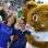<span>Torcedoras francesas posam com mascote da Copa do Mundo antes de duelo contra a Nigéria</span> - <strong>Foto: AFP</strong>
