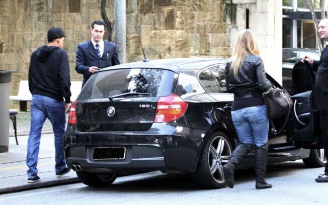 O jogador e a repórter deixam o restaurante no carro dele
