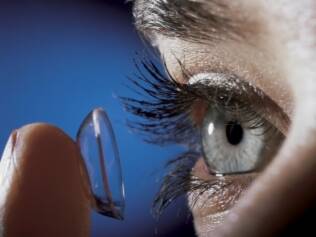 Falta de higiene e cuidado com uso de lentes de contato pode provocar doenças oculares