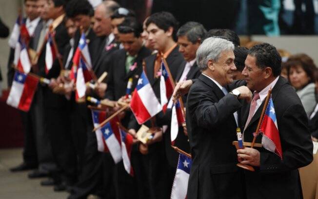 Piñera cumprimenta Luis Urzúa, último mineiro a ser resgatado