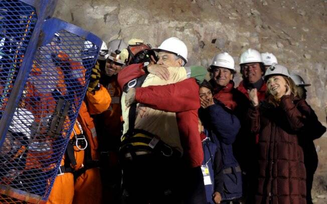 Piñera recepciona primeiro mineiro resgatado