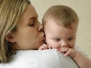 Babá com criança: observe as atitudes para saber se ela é uma profissional qualificada