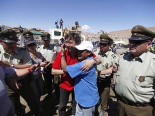 Parente de mineiro abraça Golborne após o resgate