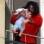 Num episódio polêmico, o papai orgulhoso Michael mostra seu bebê aos fãs de rosto coberto e pendurado na janela de um hotel. Foto: Reprodução