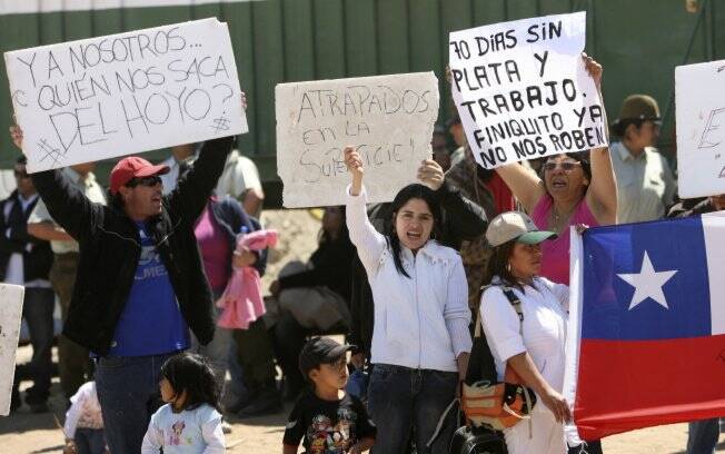 Familiares de mineradores protestam na região da mina de San Jose