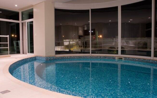 Conheça alguns projetos de piscinas internas arquitetura ig Piscina dentro casa