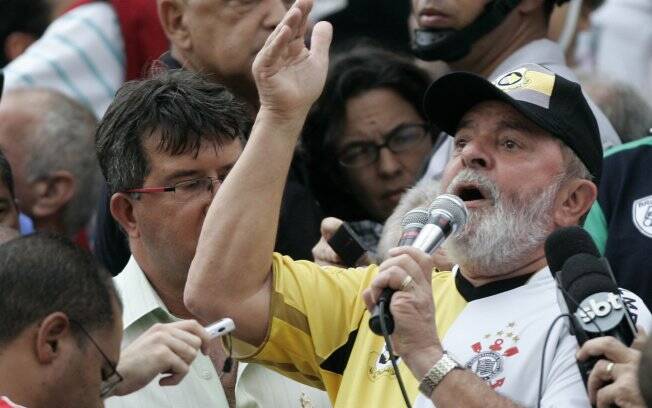 Lula vai a estádio onde discursava para ver Corinthians e SBC