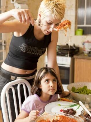 Karol serve a filha mais velha: ela faz questão de cozinhar para a família