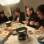 Todo mundo ao redor da panelinha: Cornel Jacobs (na ponta, ao fundo) e a família reunida para a fondue em típico encontro suíço. Foto: Rita Grimm