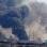 Uma coluna de fumaça próxima ao porto de Tagajo, próximo à área onde está localizada a usina nuclear de Fukushima 1 (13/03)