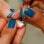 Com um pincel mais fino faça bolinhas contornando o desenho da ponta da unha usando o esmalte para unhas artísticas. Foto: TriciaVieira/Fotoarena