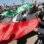 Manifestantes contrários ao líder líbio, Muamar kadafi, balançam a antiga bandeira nacional em Benghazi