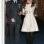 <span>Elegância clássica com o sobretudo acinturado branco combinado à meia-calça e botas pretas para andar ao lado no noivo, o príncipe William. Foto de 11 de abril de 2008</span> - <strong>Foto: Getty Images</strong>