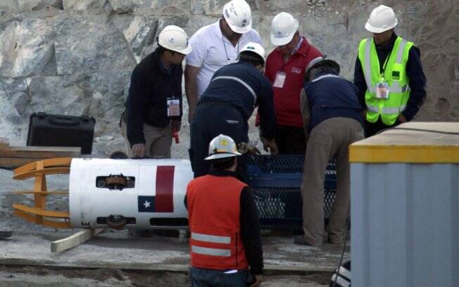 Trabalhadores fazem últimos testes na cápsula que irá resgatar mineiros