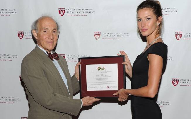 Gisele recebe de Eric Chivian a honra de Cidadã Ambiental Global 2011