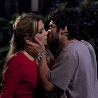Naomi e Leandro se beijam pela primeira vez