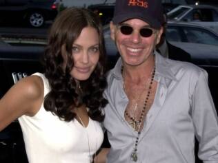Angelina Jolie e Billy Bob Thornton com o pingente de sangue
