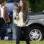 Em eventos casuais, como as partidas de polo da família real, Kate arrasa no jeans com sapatilhas, bata e jaquetinha de couro. Mas nada de cores berrantes! Foto de 2009. Foto: Getty Images