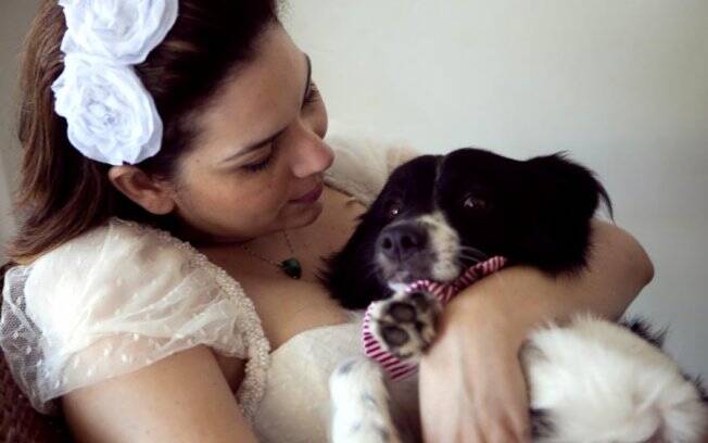 Débora fez sessão de fotos especial e lista com doação para ONG de animais abandonados
