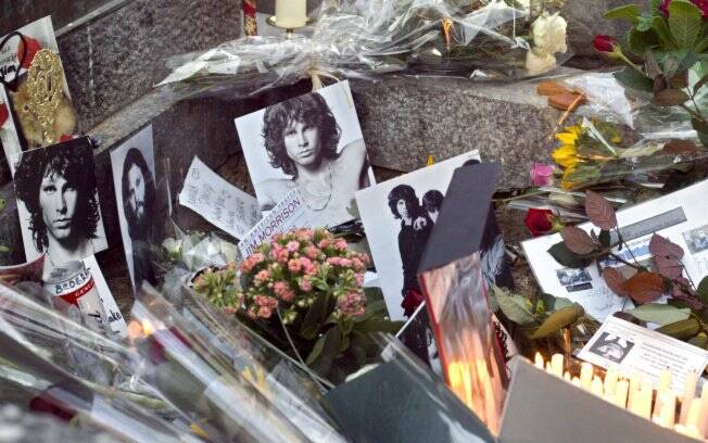 Jim Morrison: fãs visitam túmulo nos 50 anos da morte do cantor - Estadão