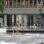 <span>Pedaços de vidro são visto em frente a prédio no centro de Oslo</span> - <strong>Foto: AFP</strong>