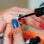 É importante que o esmalte esteja bem seco para a próxima etapa. Se for possível, aplique o craquelado apenas no dia seguinte. Foto: TriciaVieira/Fotoarena