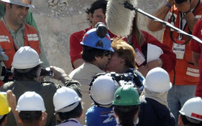 Chileno Yonni Barrios (centro) beija sua amante, Susana Valenzuela, após tornar-se o 21º mineiro resgatado