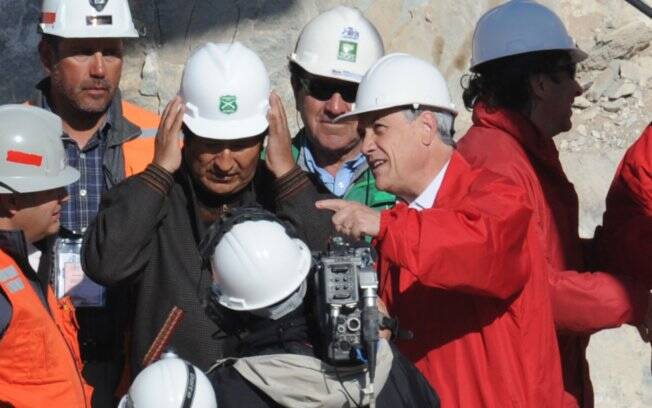 O presidente boliviano, Evo Morales (E), acompanha o resgate com Piñera