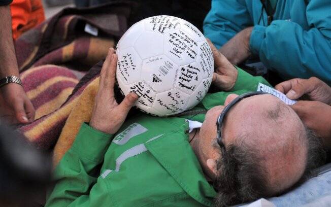 Franklin Lobos carrega bola que recebeu após ser resgatado no Chile