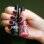 O ideal é usar uma cor de fundo que contraste com o esmalte de cima. Neste caso usamos o Pink Vigarista, da Risqué, e o craquelado Vulcano, da Big Univérso. Foto: TriciaVieira/Fotoarena
