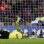 O goleiro Van der Sar, que fez neste sábado sua última partida como profissional, não consegue parar o forte chute desferido pelo camisa 10 do Barça