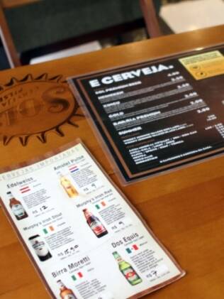 Entre hidratantes para cabelo e tinturas, balcão recria mesa de boteco e oferece cardápio de cervejas importadas