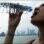 A água é um recurso precioso em Cingapura. Na foto, Tan Sue Lynn bebe água em frente a uma epresa construída no coração da cidade. Foto: BBC