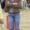 Estilo cowgirl, com jeans, bota de montaria e até chapéu estilizado, em um festival no Reino Unido, no dia 06 de agosto de 2005. Foto: Getty Images