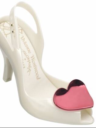 Coração rosa no detalhe do chanel peep toe de Vivienne Westwood para Melissa