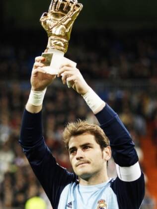 Eleito melhor goleiro, Júlio César homenageia Casillas e comemora