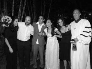 Andrea Santos, o noivo e convidados: opção pelo mini wedding permite aos noivos dar mais atenção aos convidados