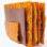 A torta mil folhas vertical de Marc Bretillot brinca com os tradicionais suportes para livros. É feita de nougat e chocolate. Foto: Hervé Ternisien / Divulgação