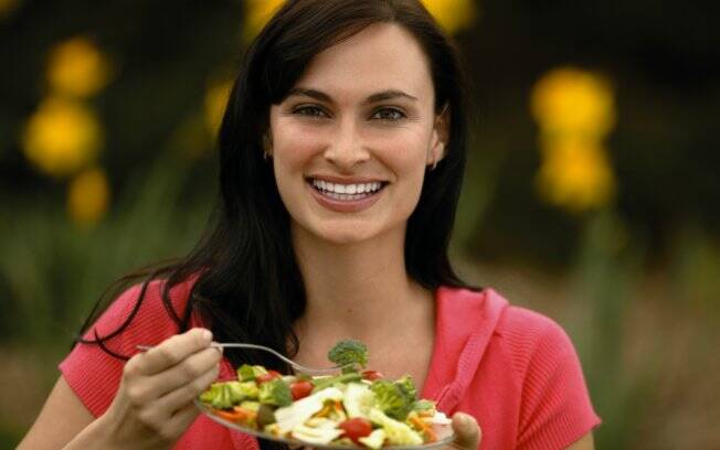 Pratos coloridos, com alimentos variados, são repletos de vitaminas importantes para a mulher