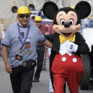 Mineiro Omar Reygadas caminha ao lado de Mickey Mouse na Disney, nos Estados Unidos