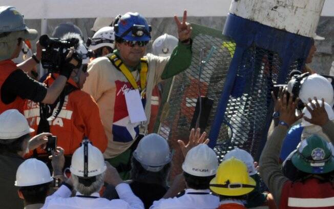 Chileno Samuel Ávalos faz o sinal da vitória após se tornar o 22º mineiro a ser resgatado da jazida de San José