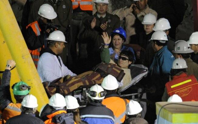 31º a ser resgatado, Pedro Cortez acena ao deixar a mina em segurança