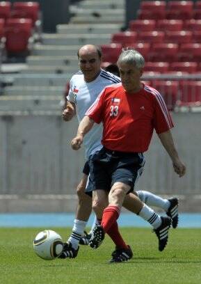 Presidente chileno disputa bola com ex-jogador de futebol Franklin Lobos