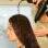 Antes de começar a escova, seque o cabelo suavemente com uma toalha. Não comece a alisar o cabelo com as mechas muito molhadas.. Foto: David Santos Jr / Foto Arena