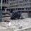 <span>Carro destruído é visto no local da explosão no centro de Oslo</span> - <strong>Foto: AP</strong>