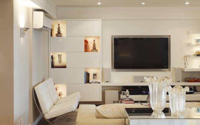 A arquiteta Vivian Coser integrou o home theater aos espaços sociais do apartamento de Vitória (ES)