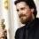 Com barba de respeito, Christian Bale mostra prêmio de ator coadjuvante por "O Vencedor". Foto: AP