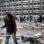 <span>Mulher passa por rua cheia de destroços próxima ao local da explosão</span> - <strong>Foto: AP</strong>